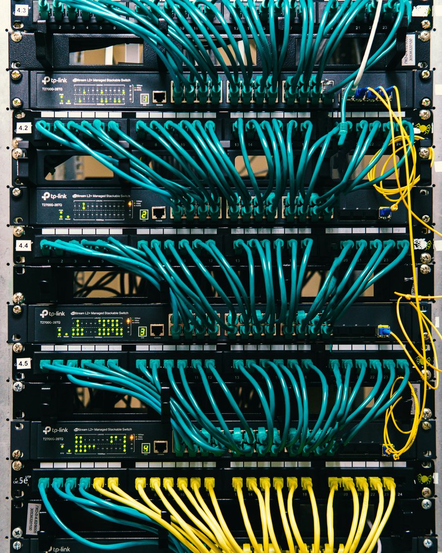 Rack de servidores y switches con cables ordenados