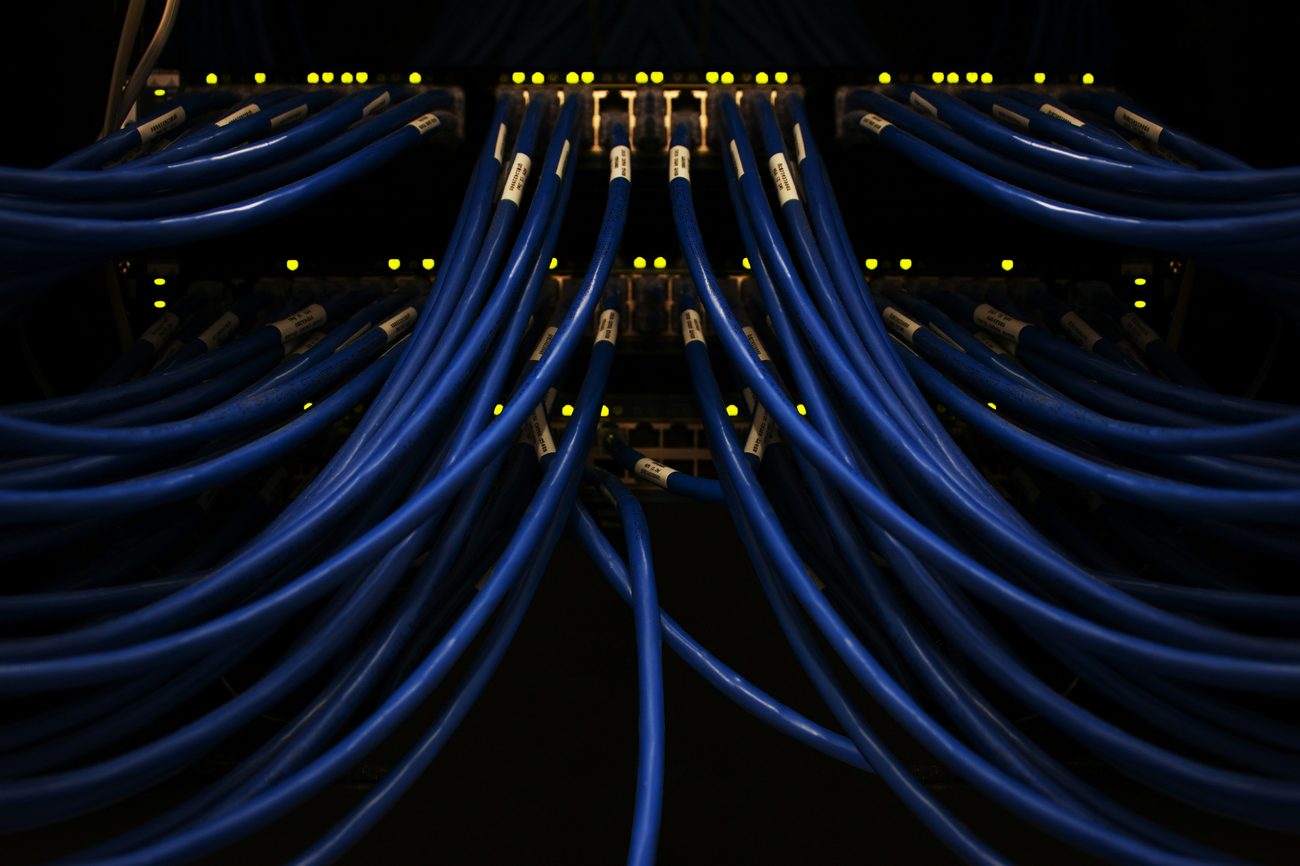 Cables de red conectados en un centro de datos