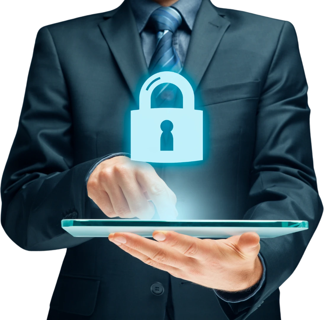 Especialista protegiendo información con un candado digital sobre una tableta