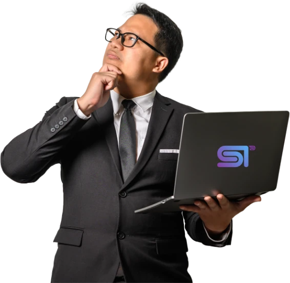 Ejecutivo pensativo sosteniendo una laptop con el logo de SMA Technology