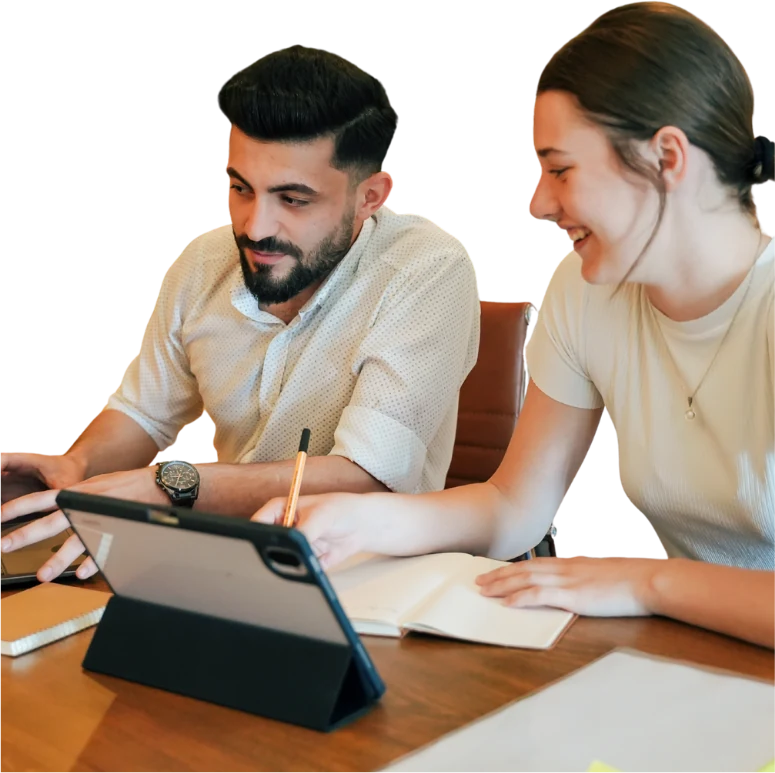 Consultores trabajando juntos en una mesa con una tableta y una libreta